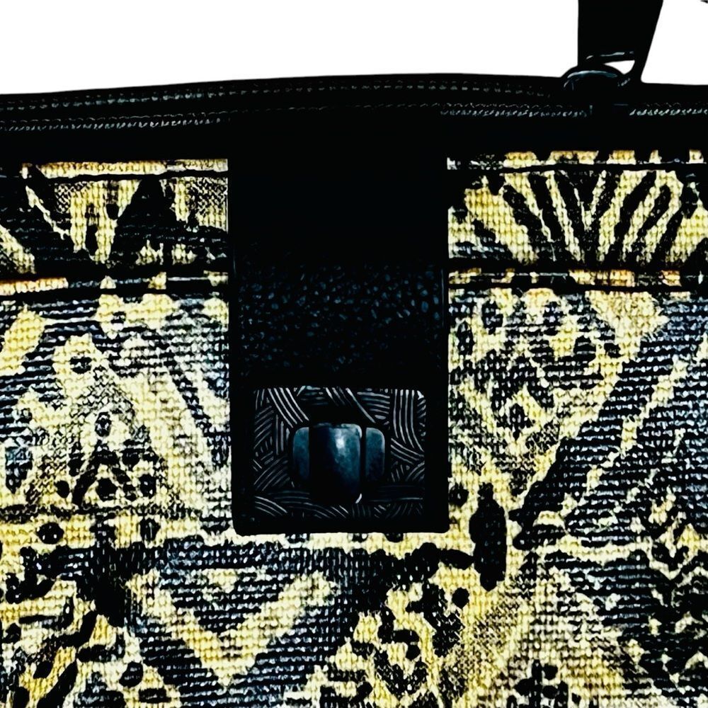 The Sak Sakroots Artists Black Tan Wallet Smartphone Crossbody Bag - Picture 6 of 11